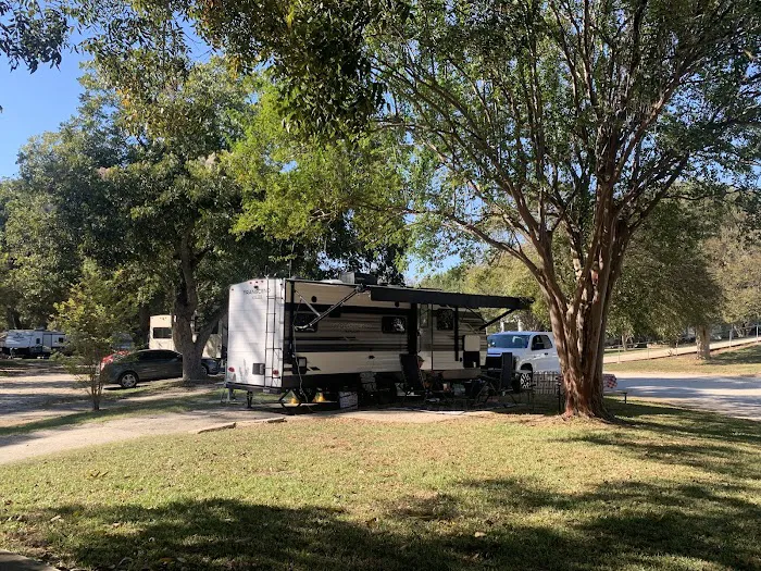 River Shade RV Park Picture 8