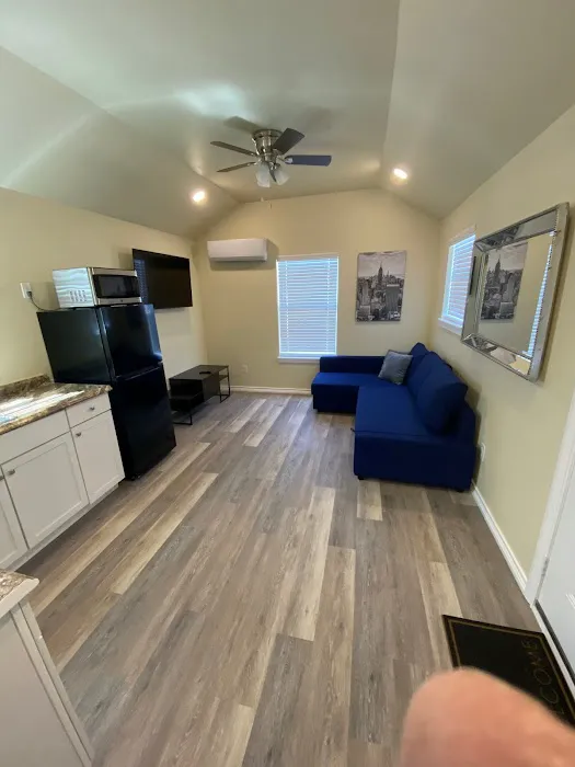 4L RV AND CABINS Picture 9