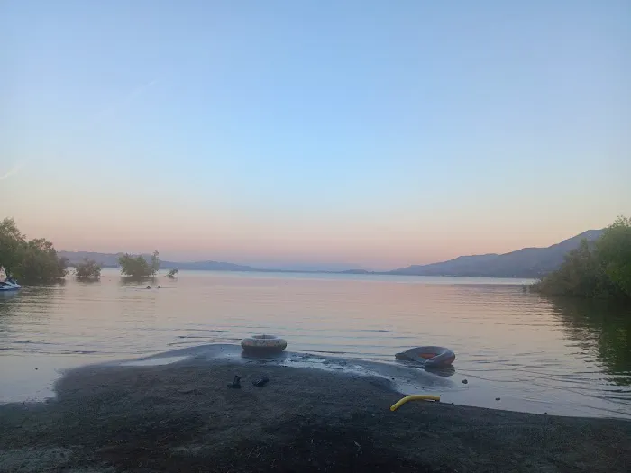 Coyote Cove Lakeside Camping Picture 2
