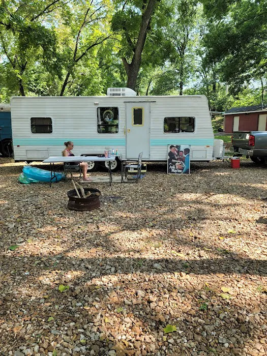 Zan's Creekside Campground Picture 10
