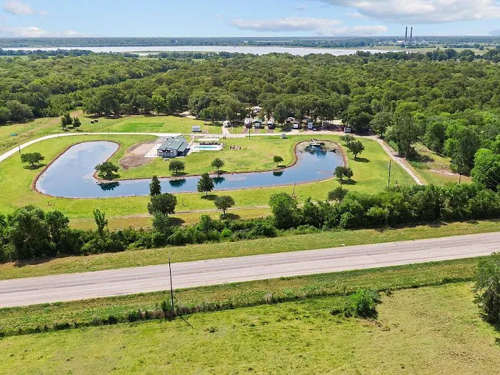 Lakeside Escape RV Park Picture 3