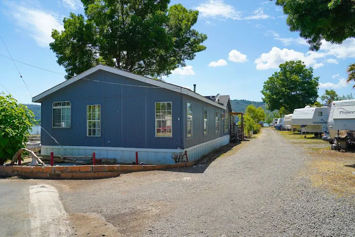 Lake Front Mobile Home & RV Park Picture 5