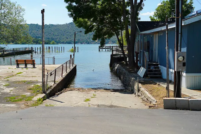 Lake Front Mobile Home & RV Park Picture 9