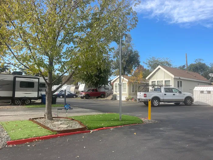 College Oaks MH & RV Park Picture 3