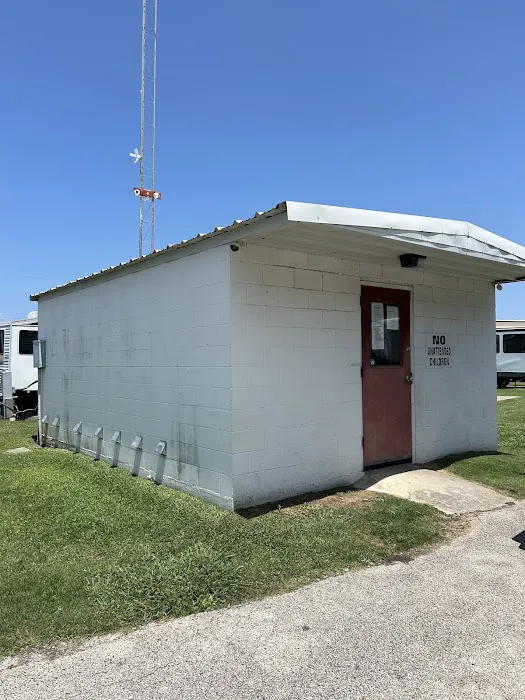 L & R RV Park Picture 2
