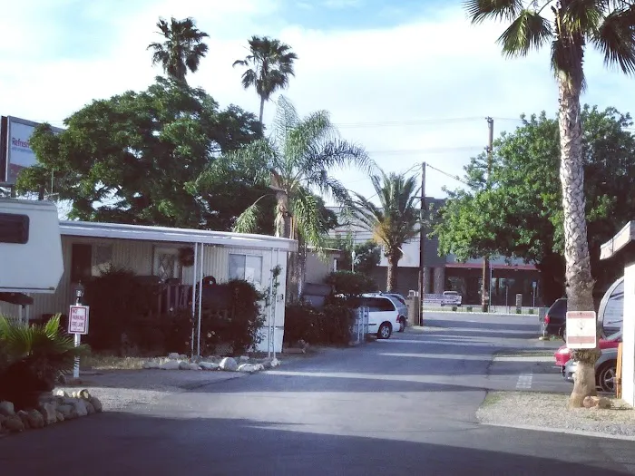 Bloomington Mobile Home Park Picture 4