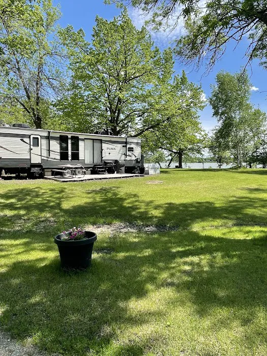 2Annes Lakeside RV Park Picture 3