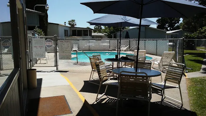 River Paradise Mobile Home Park Picture 2