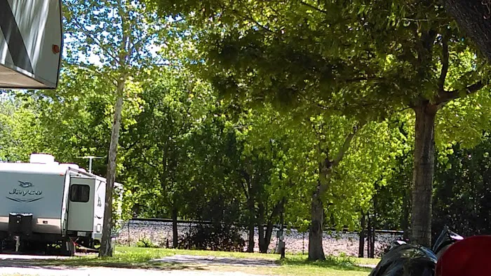 Travelers Paradise RV Park Picture 4