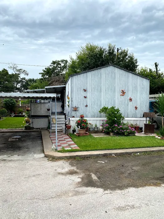 Coachlight Mobile Home Park Picture 2