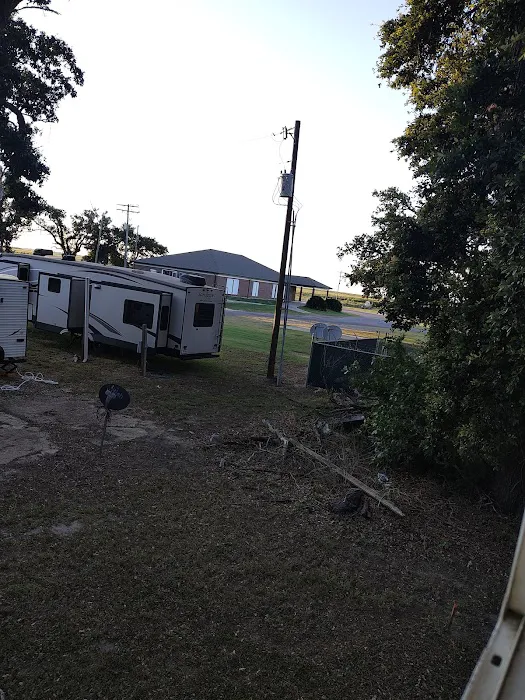 Cameron RV Under the Oaks Picture 3