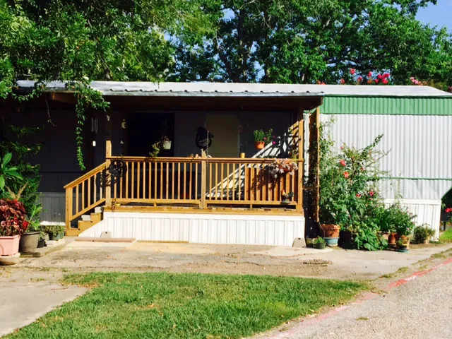 Pine Villa Manufactured Home & RV Community Picture 3