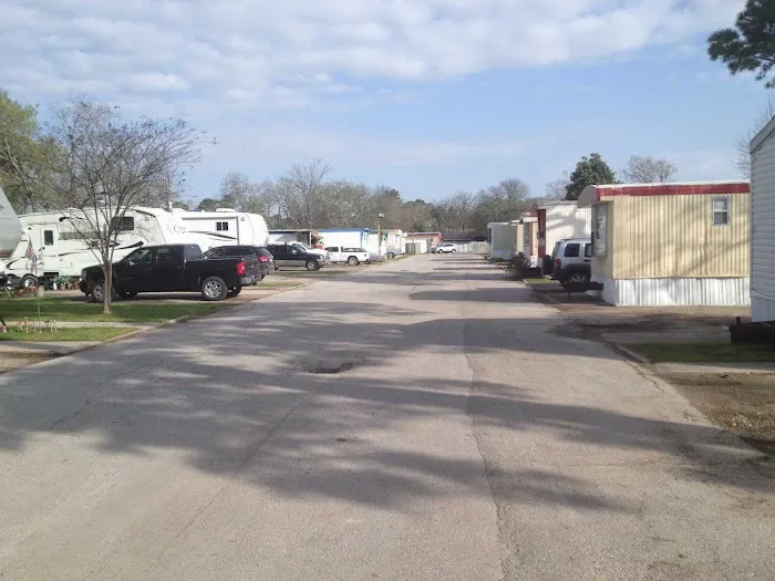 Pine Villa Manufactured Home & RV Community Picture 9
