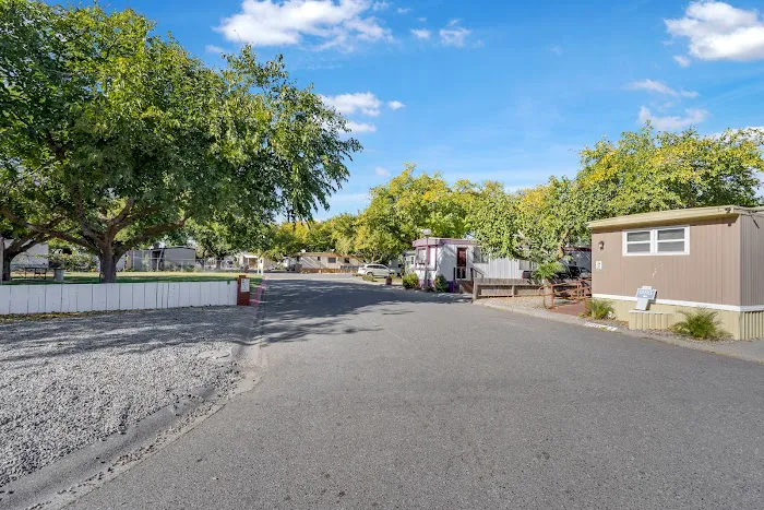 Orland Oaks Mobile Home Park Picture 4