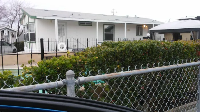 Royal Oaks Mobile Park Picture 3