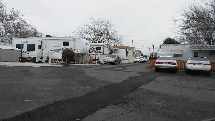 Royal Oaks Mobile Park Picture 2