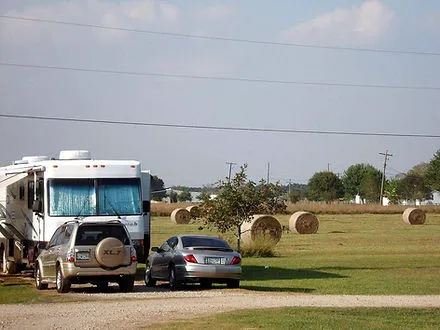 Dee's RV Park Picture 3