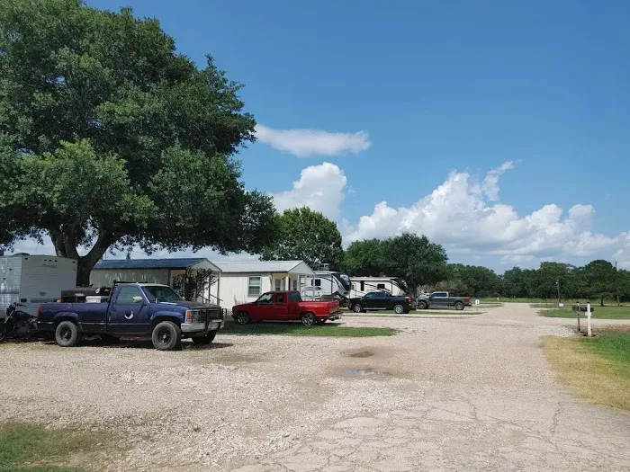 Dee's RV Park Picture 7
