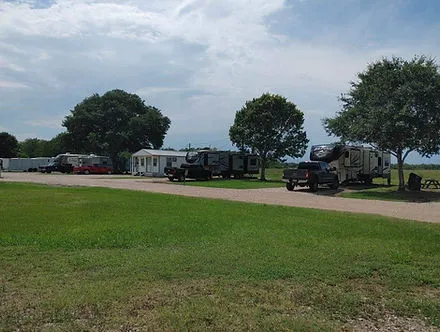 Dee's RV Park Picture 4