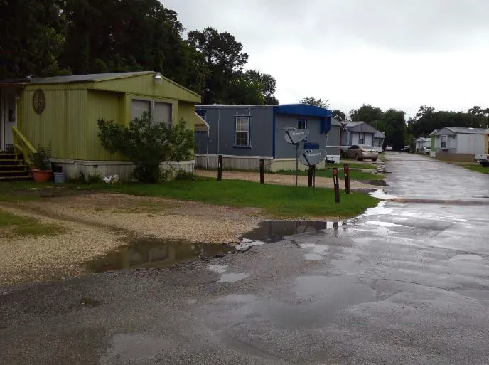 Shady Oaks RV & Mobile Home Park Picture 4