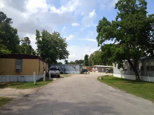 Shady Oaks RV & Mobile Home Park Picture 2