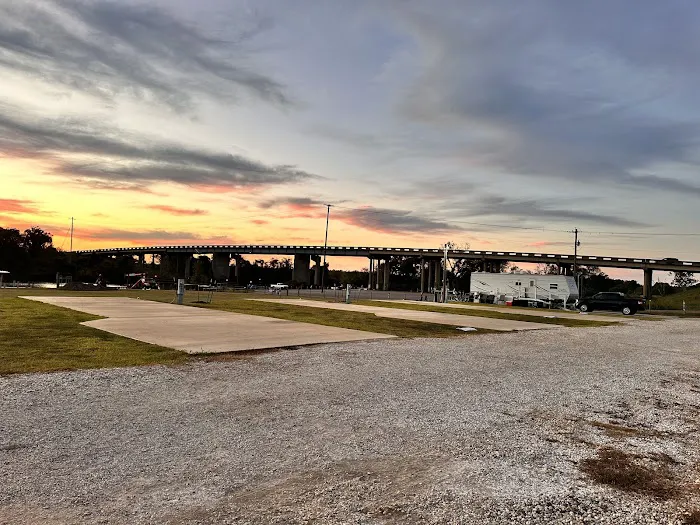 Henry's Hideout - Riverside RV Park Picture 7