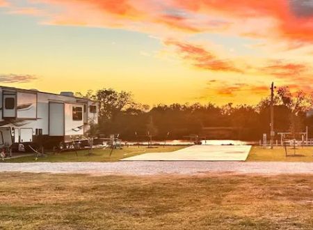 Henry's Hideout - Riverside RV Park