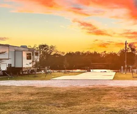 Henry's Hideout - Riverside RV Park
