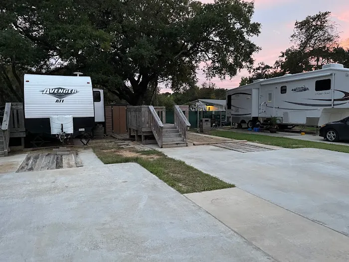Palm RV Park Campground & Cabin Rental Picture 4