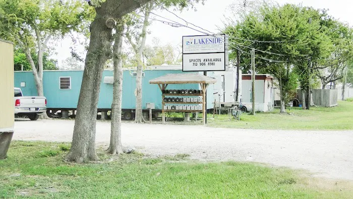 Lakeside RV & Mobile Home Park Picture 2