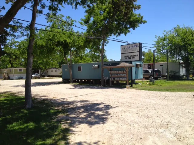 Lakeside RV & Mobile Home Park Picture 3