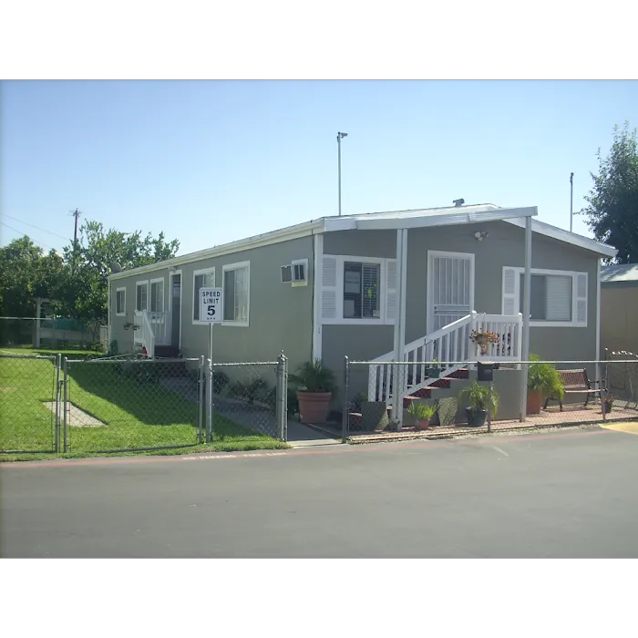 Vogue Mobilehome Park Picture 8