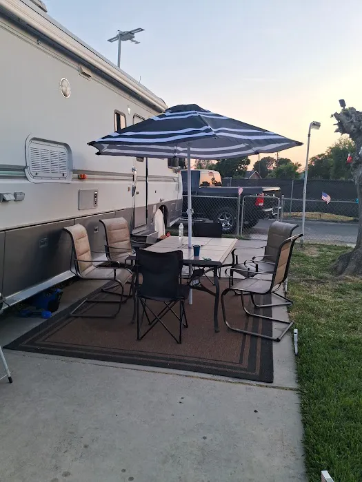 Emerald Oasis Trailer Park Picture 2