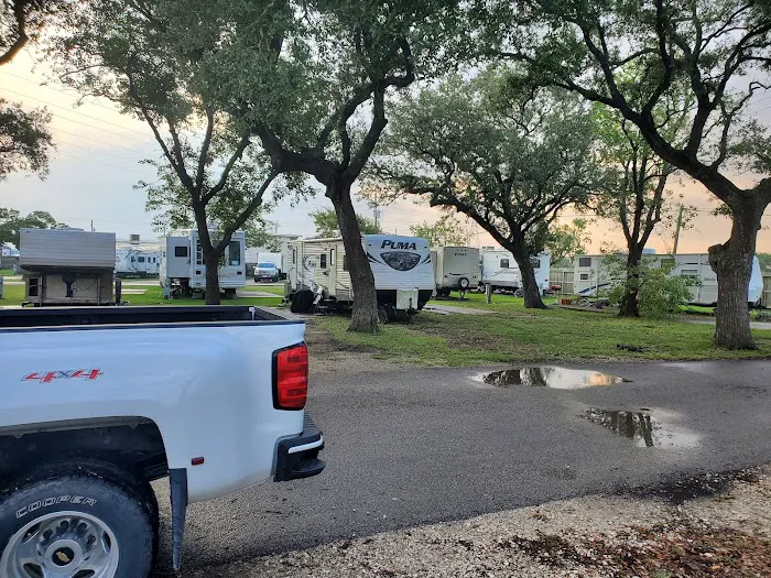 Plantation Oaks RV Park Picture 3