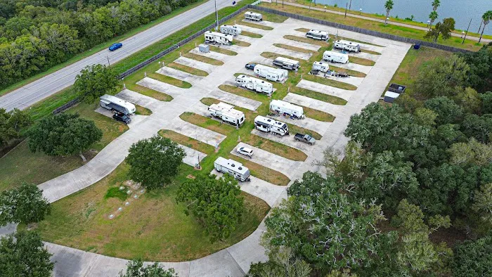 Quilly's Cozy Traveler RV Park Picture 7