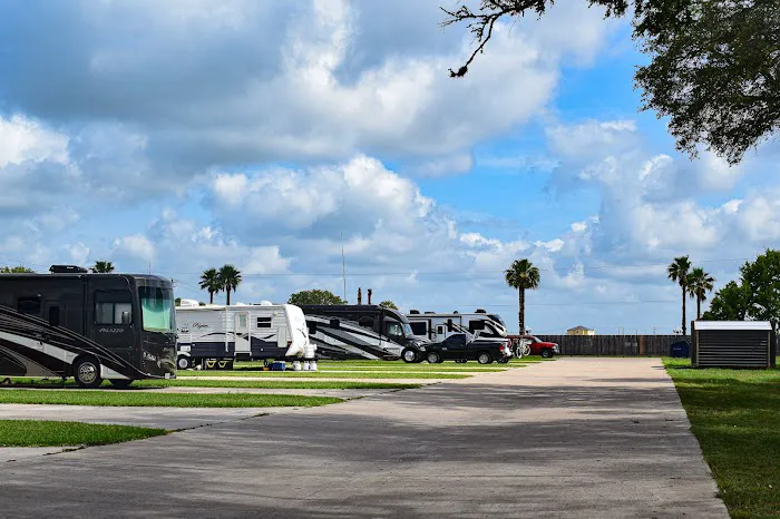 Quilly's Cozy Traveler RV Park Picture 5
