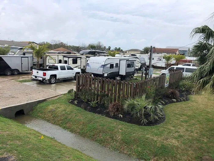 Green Parrot RV Park Picture 7