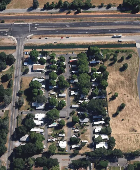 De Luxe Mobile Home Park Picture 6