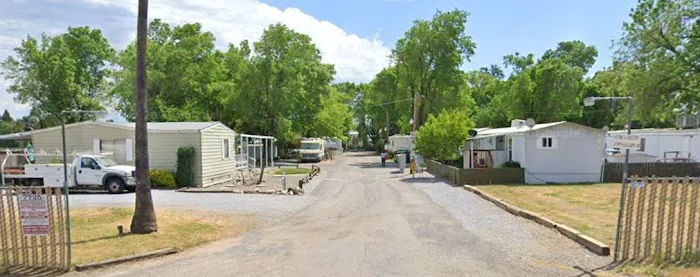 De Luxe Mobile Home Park Picture 5