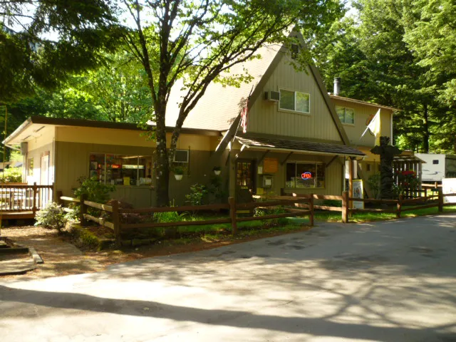 Cascade Locks / Portland East KOA Holiday Picture 2