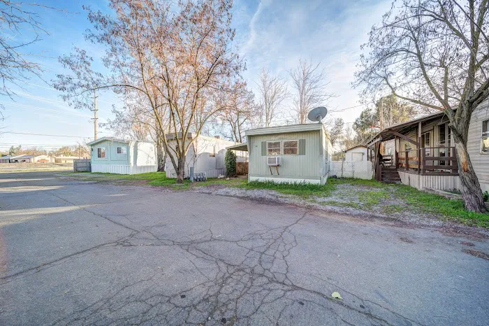 Redding Oaks Mobilehome Park Picture 1