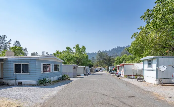 Shasta Lake Mobile Home Park Picture 4