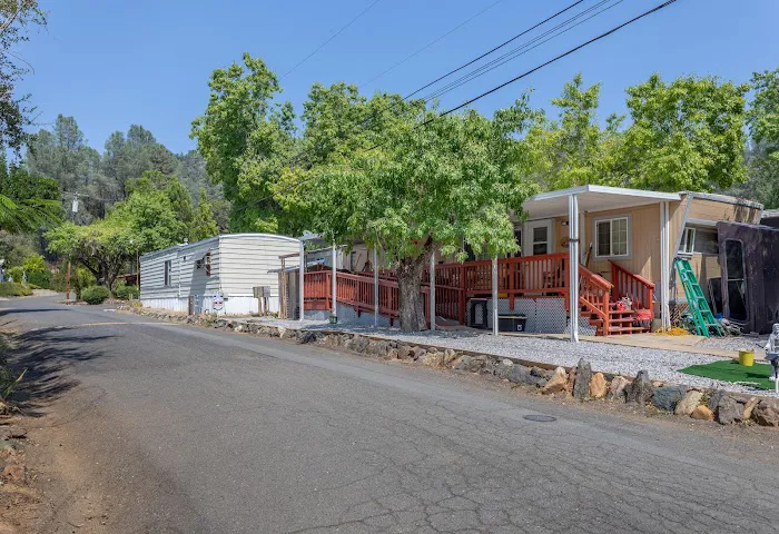Shasta Lake Mobile Home Park Picture 3