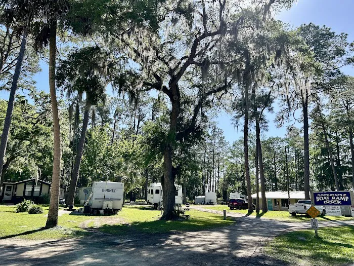 Inglis Lakeside RV Park Picture 6