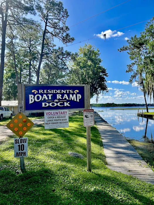 Inglis Lakeside RV Park Picture 9