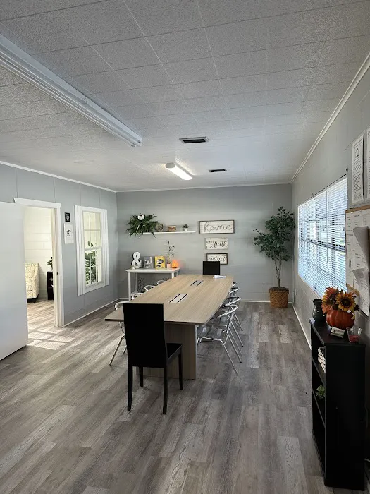 Live Oaks Mobile-Home Park Picture 9