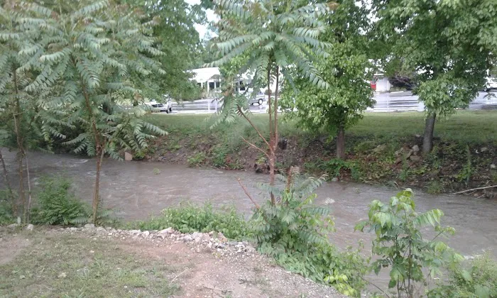 Oak Tree Mobile Home Park Picture 8