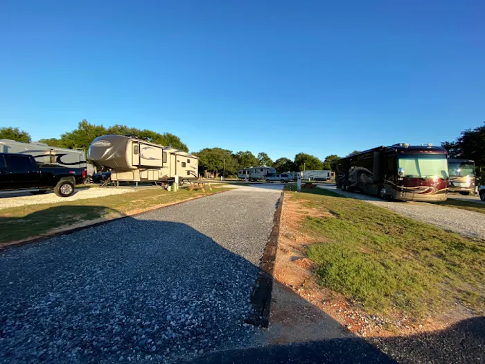 Island Retreat RV Park Picture 4
