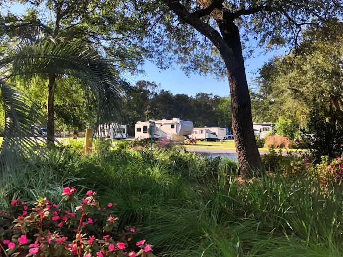 Island Retreat RV Park Picture 7