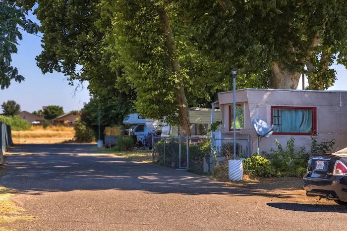 Lazy Corral Trailer & RV Park Picture 3